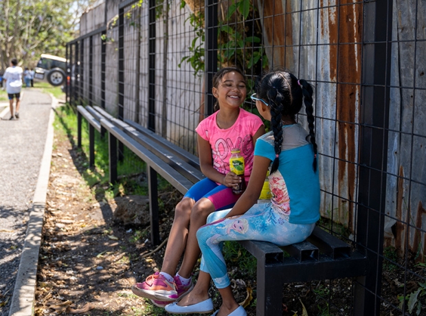 Girls talking in La Guapil park