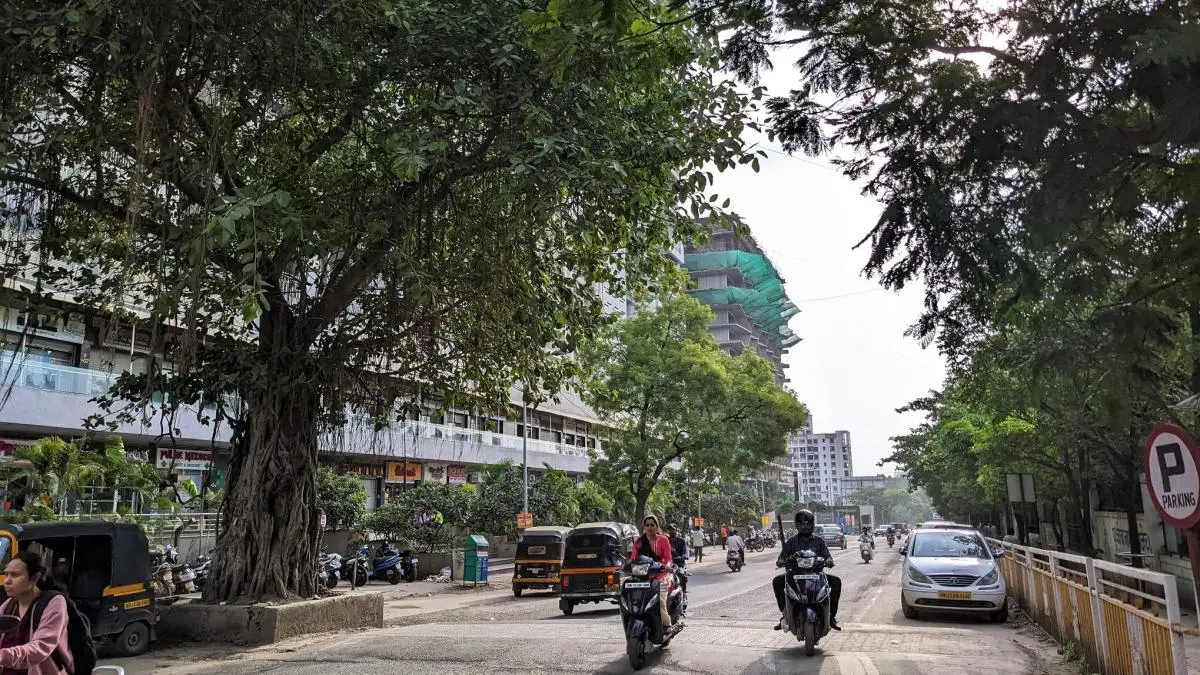 https://www.shiftcities.org/sites/default/files/styles/16_9_large/public/2022-11/Pune%20street%20tree%20motorbike%20traffic.webp?itok=QpY6ETS5