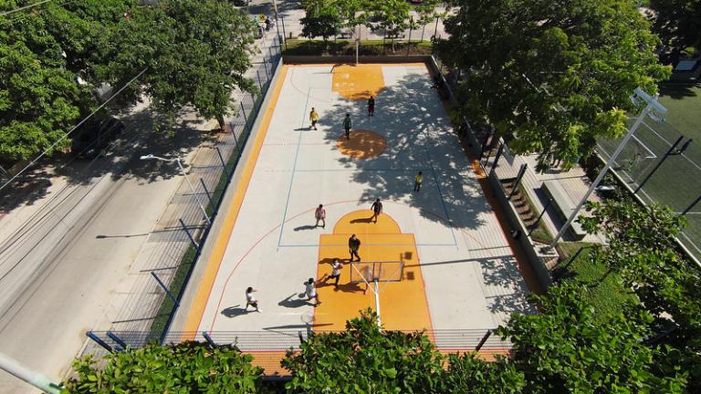 An aerial view of a basketball court surrounded by trees in Barranquilla, Colombia